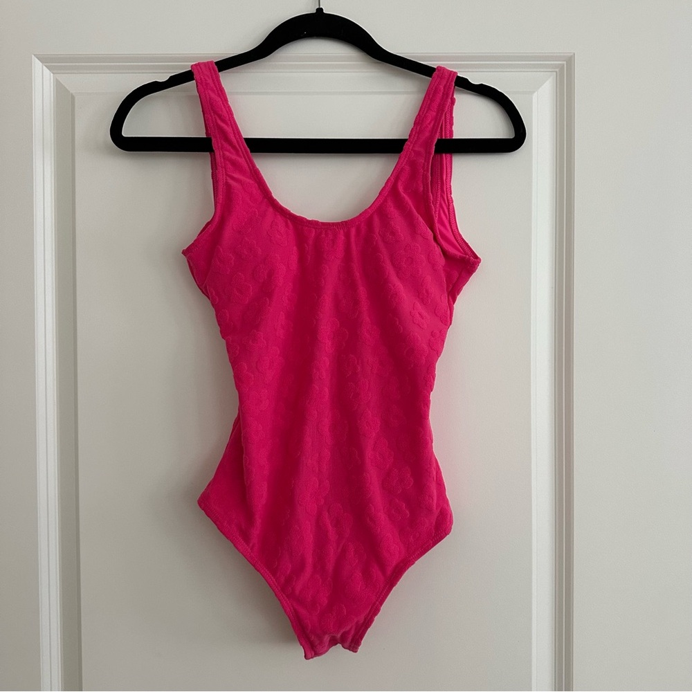 NWOT Youth girls Hot Pink Swimsuit with raised flower details (Liner intact)